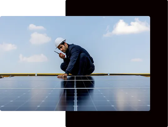 Muncitor instalând un panou solar – soluții fotovoltaice și stocare energie oferite de Depanero